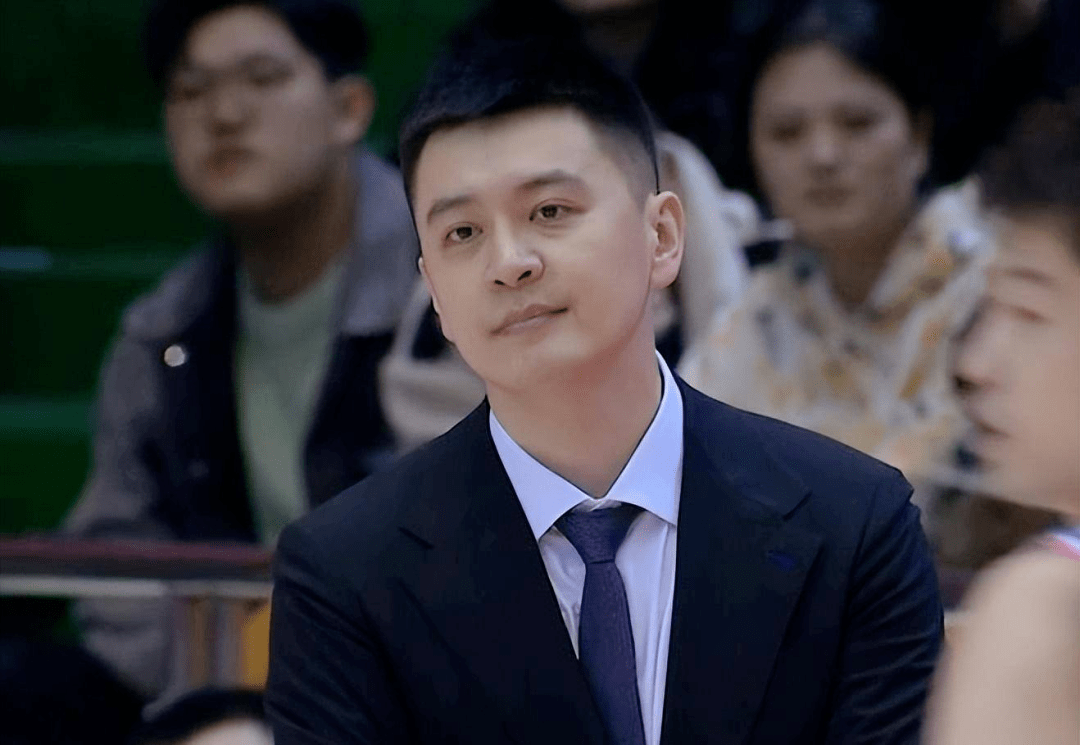 风云突变广厦男篮集结日官宣签约；CBA季后赛版图或变；态度坚定；临场指挥获称赞的简单介绍