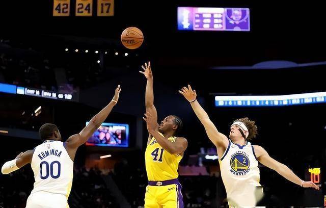 今晨突围战来临，波士顿凯尔特人围绕CBA季后赛防线松动，话题不断，控场能力受关注的简单介绍